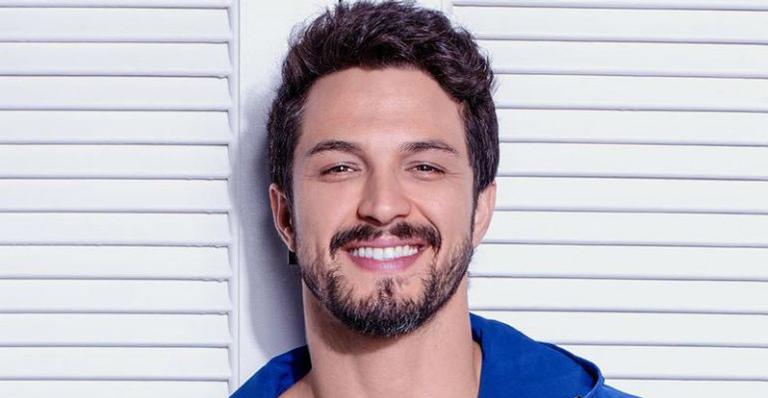 Romulo Estrela encanta seguidores com clique junto do filho de 3 anos
