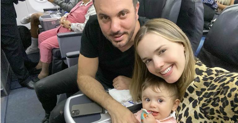 Thaeme Mariôto mostra a filha, Liz, empolgada ao ver a Minnie e encanta os fãs