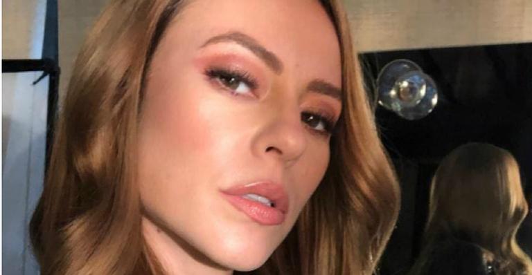 Paolla Oliveira ganha bonequinha de Vivi Guedes e agradece: ”Muito especial para mim”