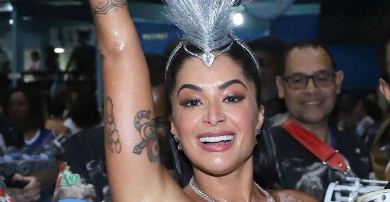 Rainha da Vila Isabel, Aline Riscado posa vestida de índia em comemoração ao Carnaval