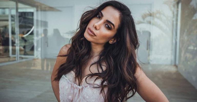 Anitta exibe marquinha de biquíni em look com fenda ousada e impressiona os fãs: ”Perfeita!”