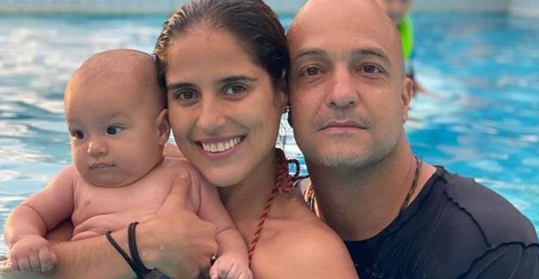 Camilla Camargo explode o fofurômetro com cliques de Joaquim curtindo o dia na piscina