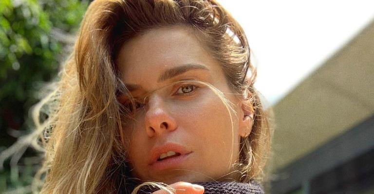 Carolina Dieckmann compartilha selfie tomando sol e recebe elogios: ”Belíssima”
