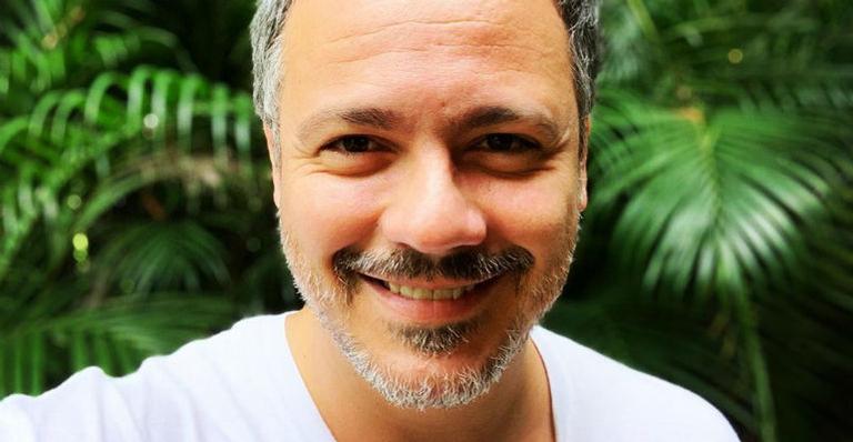 Curtindo dia na piscina, Danton Mello dá beijão na esposa