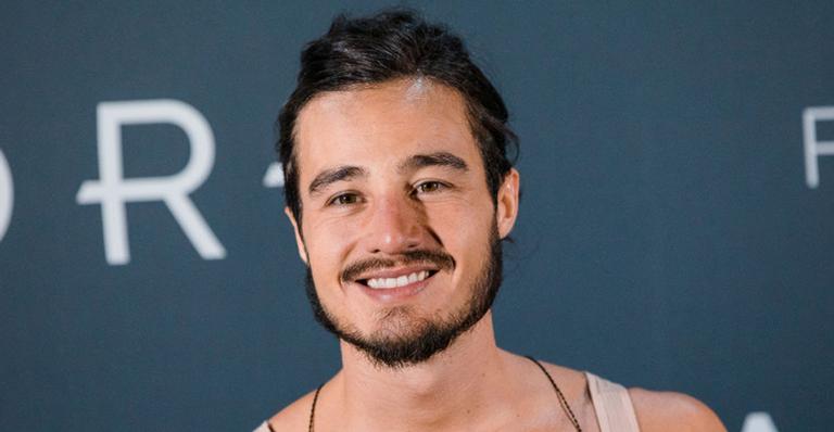 Em Milão, Tiago Iorc exibe novo visual na semana de moda masculina