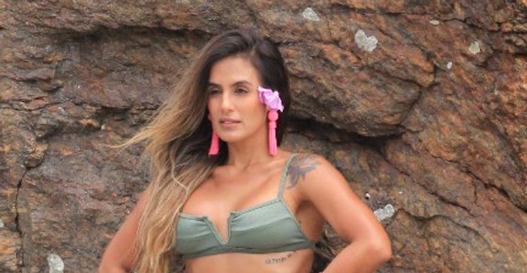 Ex-BBB Carol Peixinho é flagrada em ensaio fotográfico na praia