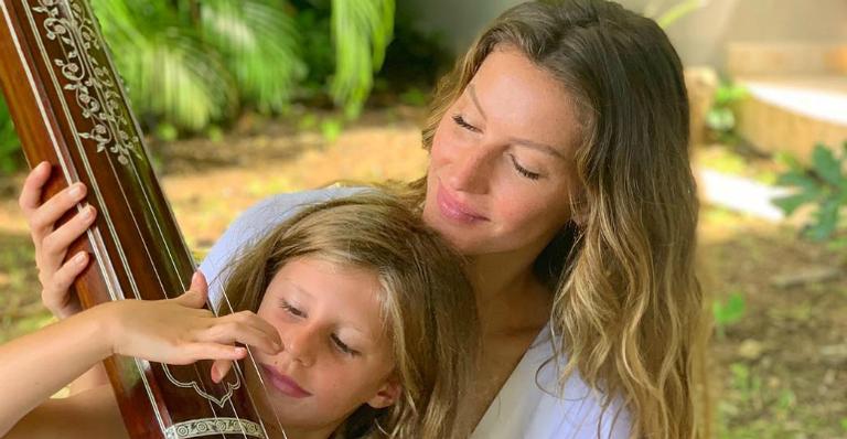 Gisele Bündchen encanta seguidores ao posar ao lado da filha, Vivian