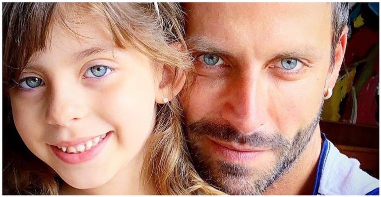 Henri Castelli mostra a filha de sereia e brinca: ”Será que estou sonhando?”