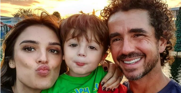 Rafa Brites faz clique fofo do filho com dinossauro: ”Apogeu jurássico”