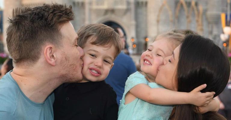 Quanta Fofura! Thaís Fersoza faz clique de filhos ao lado de personagem da Disney