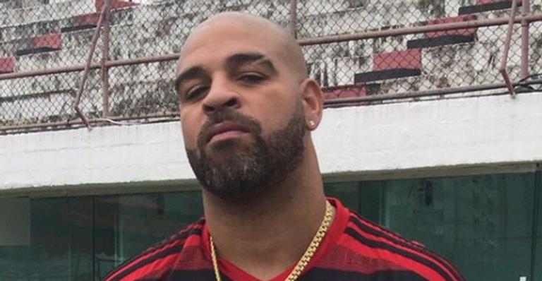 Adriano Imperador posa na cama com a namorada de 22 anos