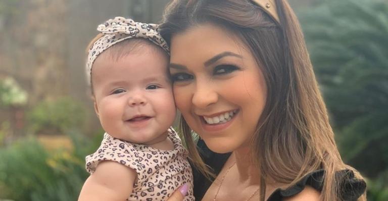 Amanda Françozo comemora mesversário da filha com a bebê vestida de Mulher-Maravilha e encanta