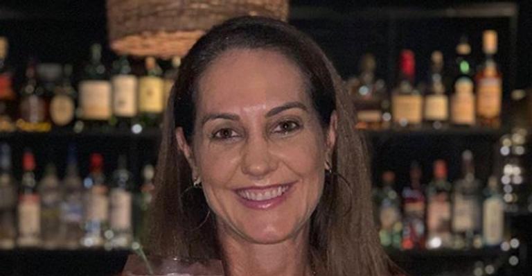 Aos 49 anos, Fernanda Venturini exibe boa forma na praia
