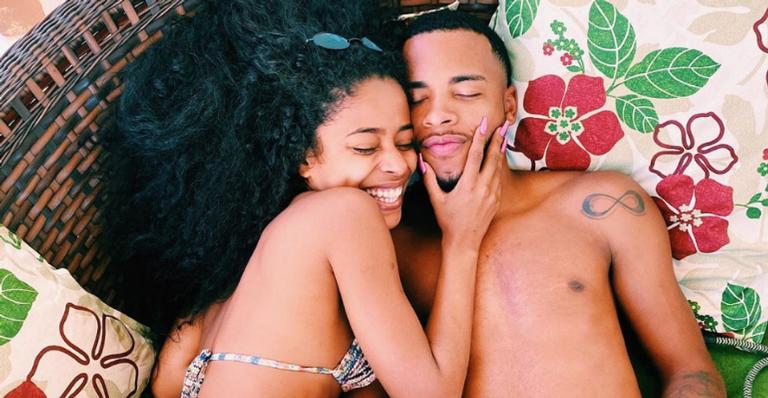 DJ Rennan da Penha pede namorada em casamento no palco durante gravação de DVD