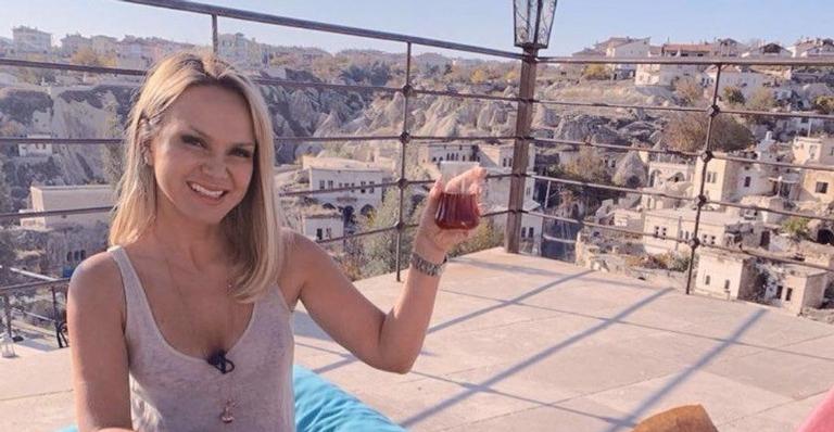 No Japão, Eliana compartilha clique nas redes e brinca: ”Me achei gata”