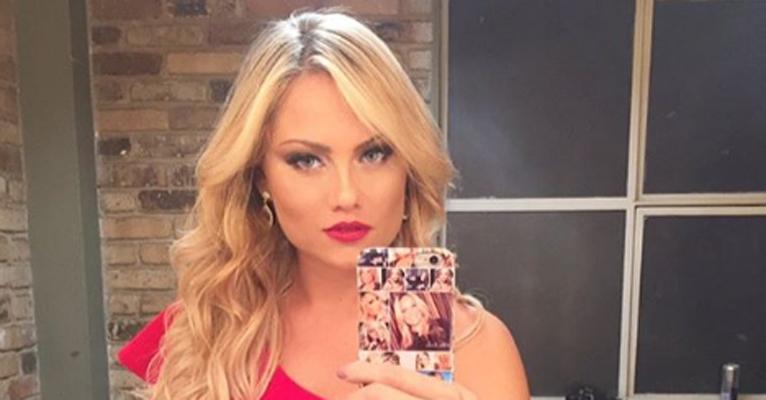 Ellen Rocche posta foto rara de biquíni e arranca suspiros: ”Que cinturinha!”