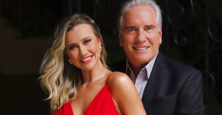 Grávida, esposa de Roberto Justus mostra barriguinha em hotel super luxuoso em Miami