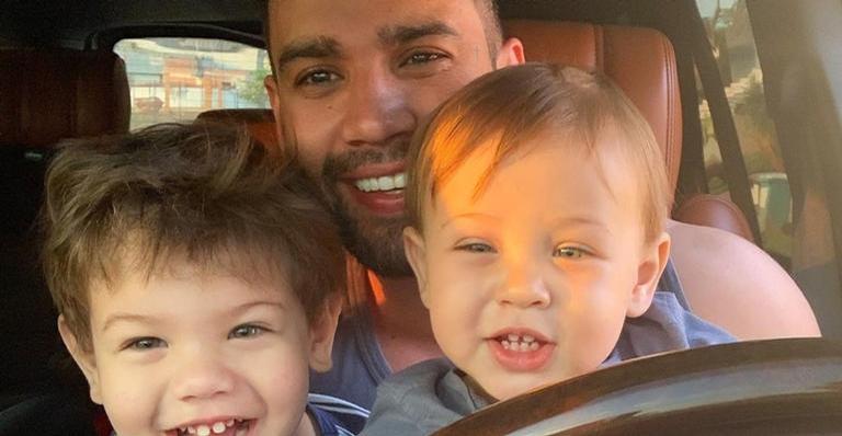 Alerta fofura! Gusttavo Lima mostra Gabriel e Samuel com mamadeiras prontinhos para dormir