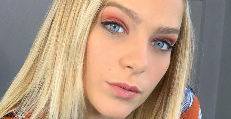 Isabella Santoni mostra truque de beleza para manter barriga chapada