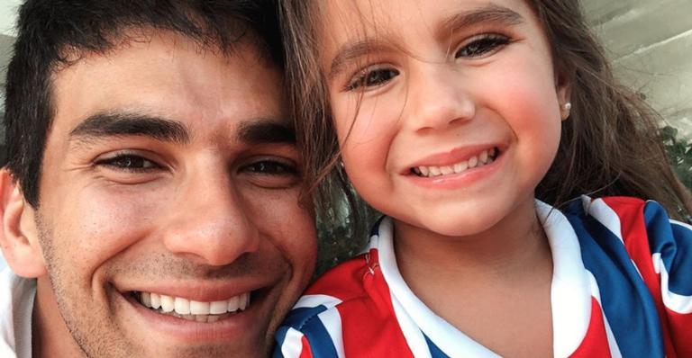 Maria Flor surge dormindo ao lado do pai e encanta: ”Retrato do amor”
