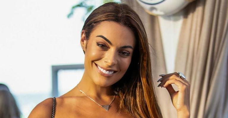 De biquíni, ex-BBB Monique Amin mostra antes e depois de perder 15 kg