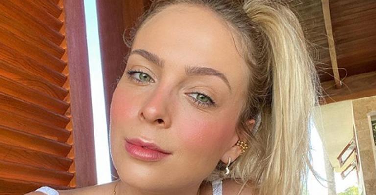 Tata Estaniecki Cocielo exibe barrigão de grávida em clique