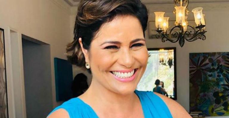Mãe de Rafa Vitti relembra juventude e surge ostentando corpão só de biquíni