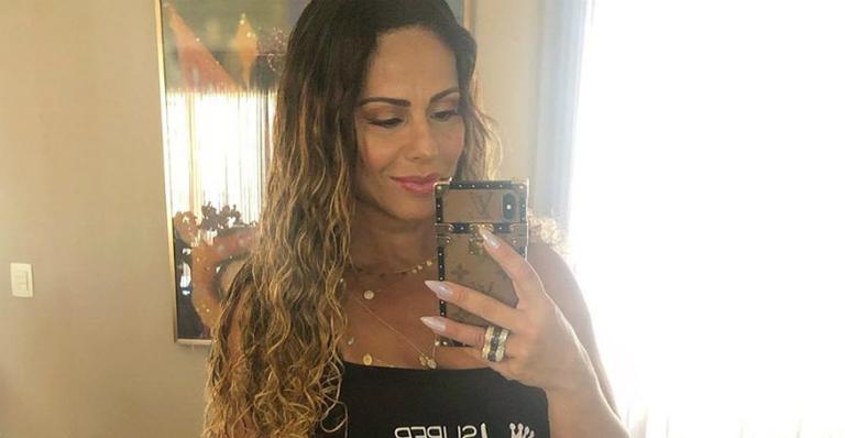 Uau! Vivi Araújo chama atenção ao exibir corpão em clique feito na academia