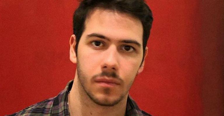 Descamisado, Antonio Benício surge dividindo o provador com a namorada