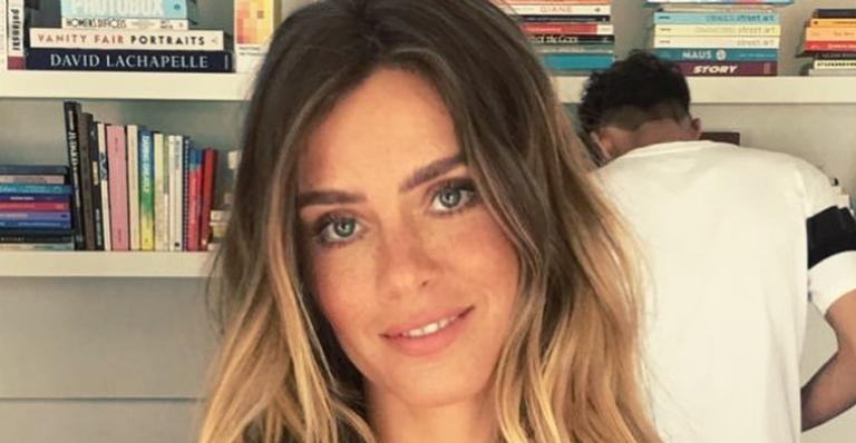 Carolina Dieckmann encanta ao compartilhar clique do passado