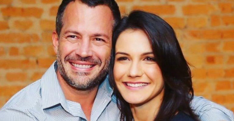 Malvino Salvador surge curtindo praia ao lado da esposa e encanta web: ”Pausa para relaxar”
