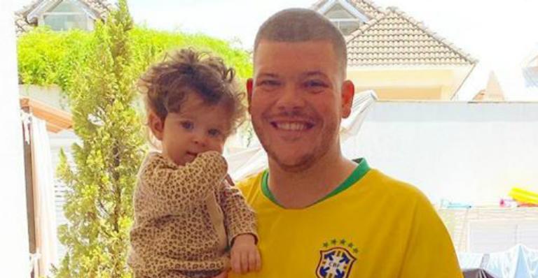 Em momento fofo, Ferrugem aparece cuidando da filha mais nova: ”Isso é real e não tem preço”