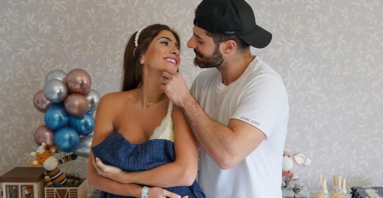 Fofura! Romana Novais se derrete ao compartilhar clique lindíssimo de Alok com Ravi nos braços