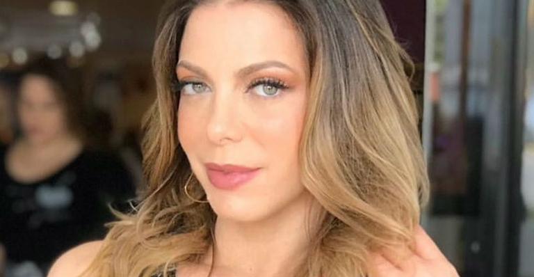 Sheila Mello é flagrada aos beijos com novo namorado durante jantar romântico em São Paulo