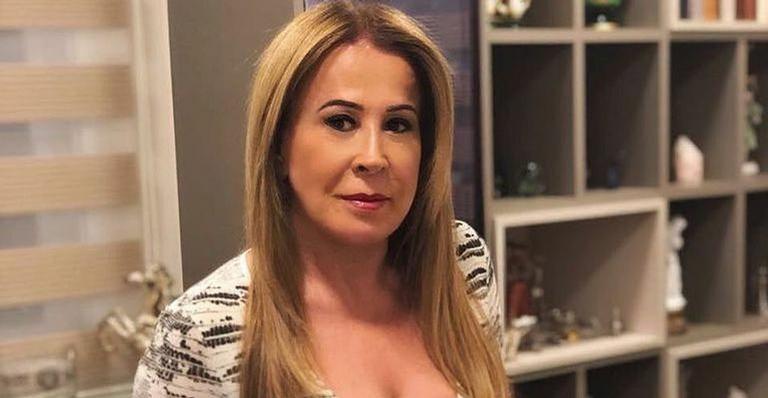 Zilu Camargo deixa sutiã à mostra durante tarde de compras em Miami