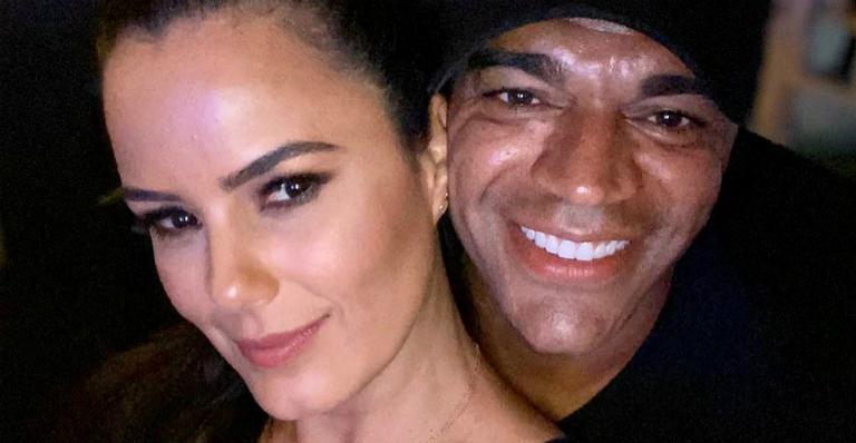 Durante jogo comemorativo, Luciela Di Camargo dá beijão no marido, Denílson: ”Pra dar sorte!”