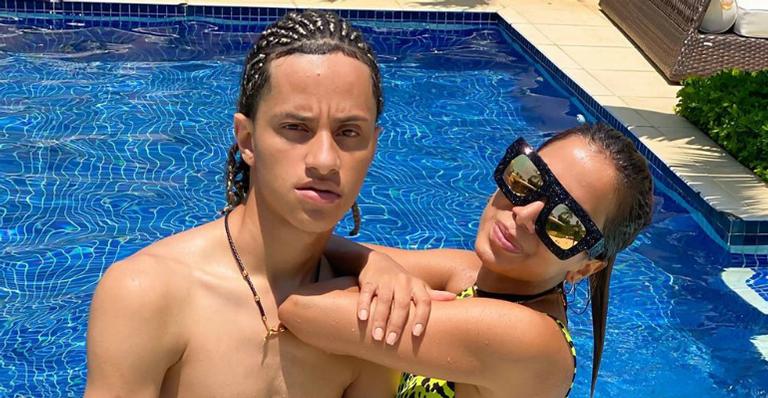 De maiô, Anitta rebola muito ao som de sua nova música com Gabriel do Borel