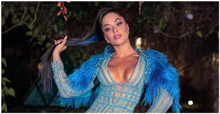 De peruca azul, Aline Riscado arrasa em ensaio de rua da Vila Isabel