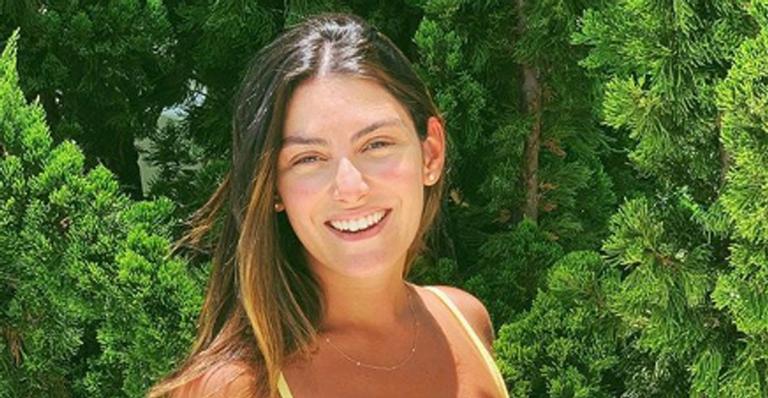 Mariana Uhlmann posa de biquíni e exibe barrigão de grávida