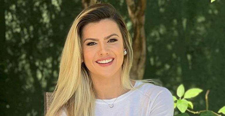 Mirella Santos exibe barriga sarada em clique de biquíni