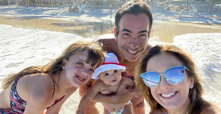 Em viagem pela Bahia, Cesar Tralli posa ao lado da família e se declara: ”Com minhas 3 sereias”