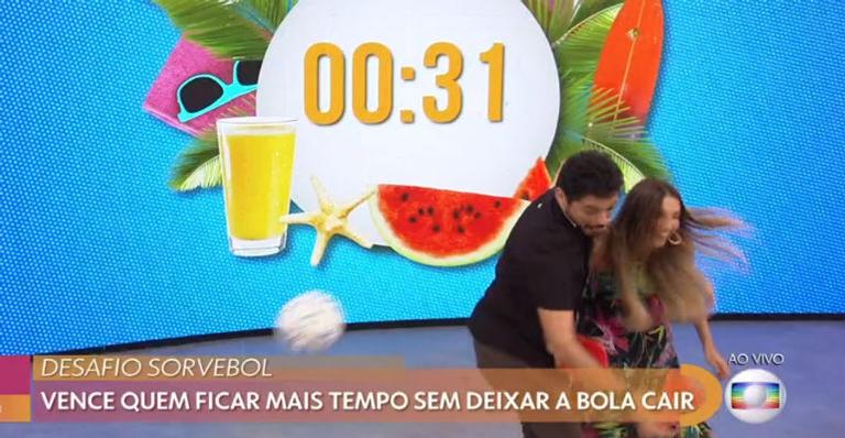 Patrícia Poeta paga mico ao vivo e derruba colega no palco do ‘Encontro’