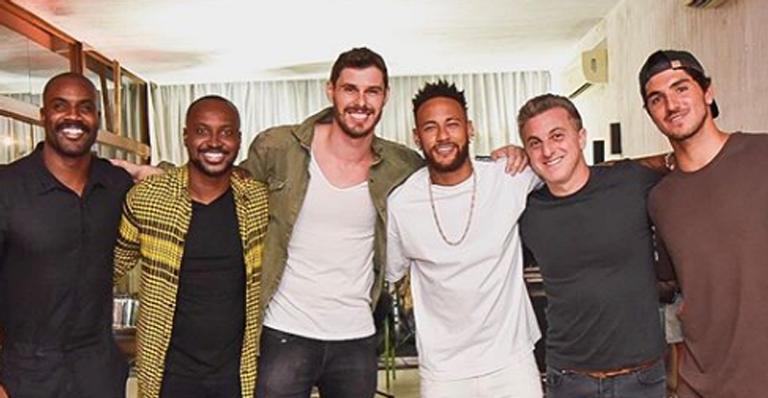 Rafael Zulu relembra momento com os amigos da ‘Diretoria’: ”Mágico”