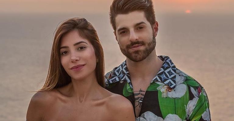 Romana Novais surge com look justinho e ostentando corpão apenas uma semana após o parto