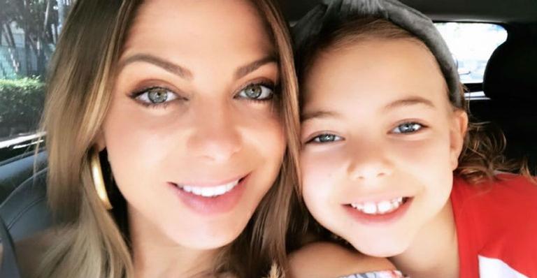 Sheila Mello surpreende web com semelhança em clique ao lado da filha: ”Cada dia mais iguais”