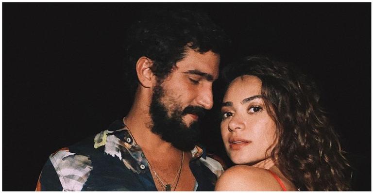 Thaila Ayala compartilha clique romântico com Renato Góes