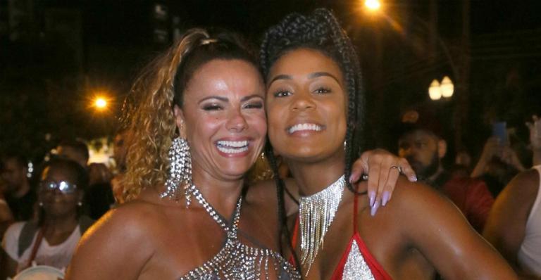 Viviane Araújo e Mc Rebecca caem no samba em ensaio de rua da Salgueiro