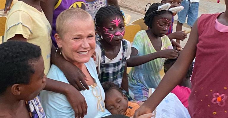 Xuxa Meneghel emociona web ao falar sobre trabalho de ONG na Angola: ”Rainha do amor”