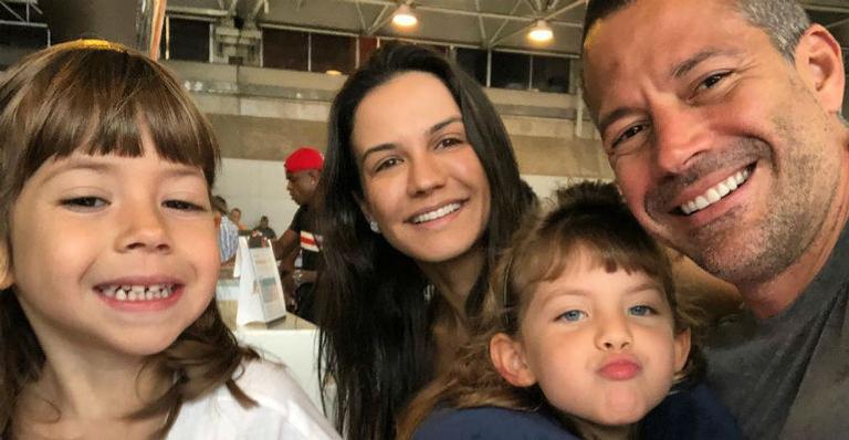 Malvino Salvador se diverte com esposa e filhas durante treino de jiu-jitsu