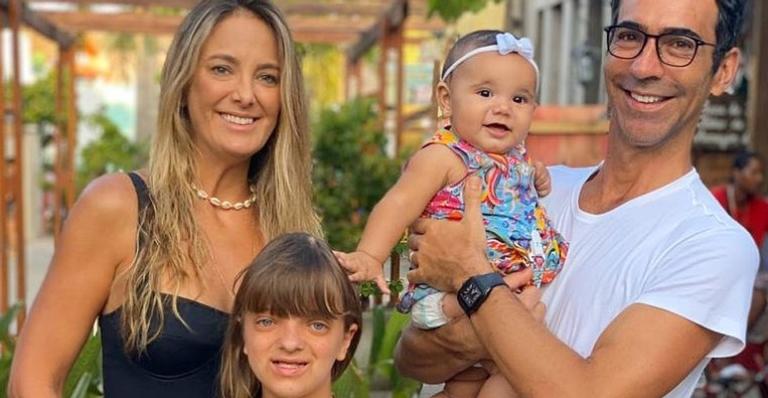 Na Bahia, Ticiane Pinheiro mostra Rafaella e Manuella em momento de muito amor e encanta demais